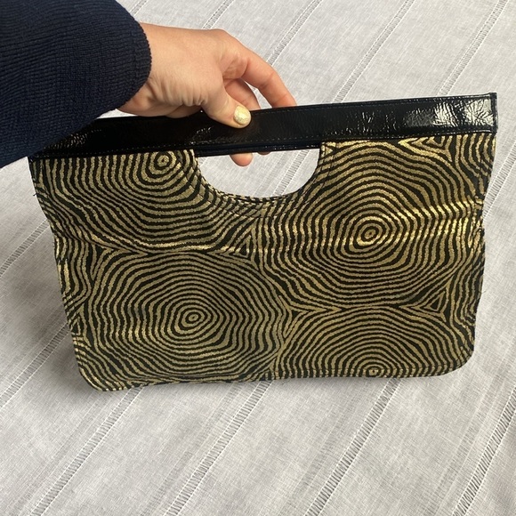 Amici Accessories retro clutch purse in gold metallic and black. - Picture 8 of 13